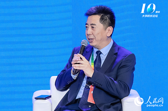 西安交通大學(xué)黨委常委、副校長(zhǎng)洪軍出席圓桌論壇并發(fā)言。